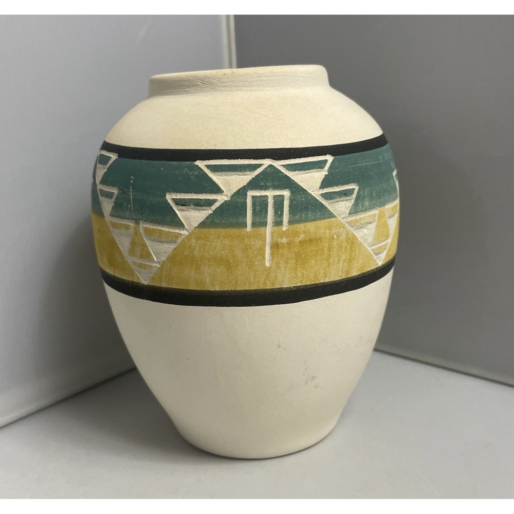 Native American Sioux Pottery Vase  Rapid City South Dakota Signed 5" Tall